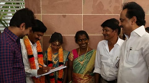 சிஏஏவுக்கு எதிராக கையெழுத்திடும் மணமக்கள்