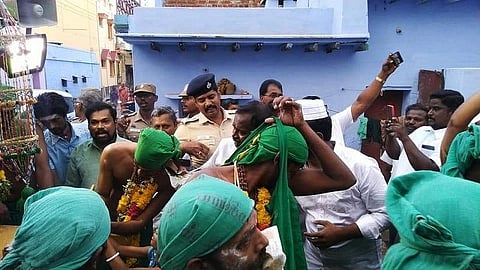 பாத யாத்திரை சென்ற முருக பக்தர்களை வழியனுப்பிய முஸ்லிம்கள்: மதநல்லிணக்க முயற்சிக்கு எஸ்.பி. பாராட்டு