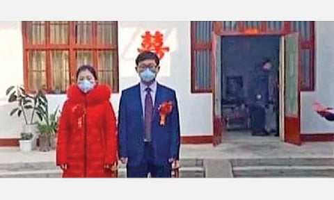 பத்தே நிமிடங்களில் திருமணத்தை முடித்த புதுமணத் தம்பதி.