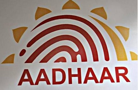 சமூக வலைதளத்துடன் ஆதாரை இணைக்கும் திட்டமில்லை: மத்திய அமைச்சர் தகவல்