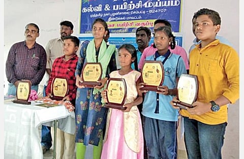 செம்பட்டி அருகே பாறைப்பட்டி கிராமத்தில் நடந்த பொது அறிவுப் போட்டியில் வெற்றி பெற்ற மாணவர்கள்.