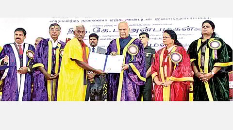 தமிழ்நாடு ஆசிரியர் கல்வியியல் பல்கலைக்கழகத்தின் 9-வது பட்டமளிப்பு விழா சென்னை பல்கலைக்கழக நூற்றாண்டு அரங்கில் நேற்று நடைபெற்றது. விழாவில் தமிழக ஆளுநரும் பல்கலைக்கழக வேந்தருமான பன்வாரிலால் புரோஹித், ஆராய்ச்சி படிப்பை முடித்துள்ள முதியவருக்கு பட்டம் வழங்கினார். உடன் உயர் நீதிமன்ற முன்னாள் நீதிபதி எஸ்.விமலா, உயர் கல்வித்துறை அமைச்சர் கே.பி.அன்பழகன், உயர் கல்வித்துறை செயலாளர் அபூர்வா, ஆசிரியர் கல்வியியல் பல்கலைக்கழக துணைவேந்தர்என்.பஞ்சநாதம், பதிவாளர் வி.பாலகிருஷ்ணன் உள்ளிட்டோர். படங்கள்: பு.க.பிரவீன்