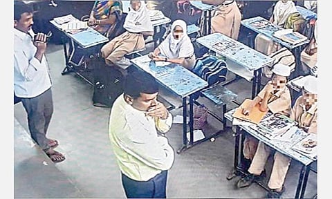 பள்ளி மாணவர்களிடம் விசாரணை நடத்தும் போலீஸார்.