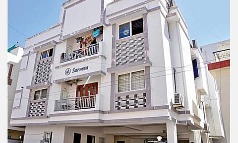 போலீஸார் நேற்று சோதனை நடத்திய சென்னை மந்தைவெளியில் உள்ள முன்னாள் அமைச்சரும் திமுக எம்எல்ஏவுமான செந்தில்பாலாஜியின் வீடு. படம்: ம.பிரபு