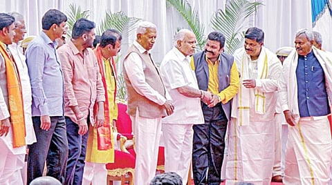 பெங்களூருவில் உள்ள ஆளுநர் மாளிகையில் நேற்று நடந்த பதவியேற்பு விழாவுக்கு பிறகு புதிய அமைச்சர்களுக்கு முதல்வர் எடியூரப்பா, ஆளுநர் வாஜுபாய் வாலா ஆகியோர் வாழ்த்து தெரிவித்தனர்.