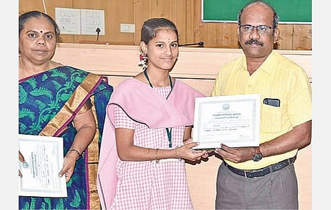 உலக சிக்கன நாள் விழாவையொட்டி நடத்தப்பட்ட போட்டிகளில் வெற்றி பெற்ற மாணவ, மாணவிகளுக்கு திருச்சி மாவட்ட ஆட்சியர் சு.சிவராசு பரிசுகளையும், பாராட்டுச் சான்றிதழ்களையும் வழங்கினார். அருகில் சிறுசேமிப்பு உதவி இயக்குநர் ரா.சாந்தி உள்ளார்.