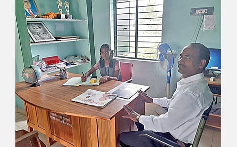 அரியலூர் மாவட்டம் சிறுவளூர் அரசு உயர்நிலைப் பள்ளியில் ஒரு மணி நேரம் தலைமை ஆசிரியராகப் பணியாற்றிய மாணவி ம.சங்கீதா, அருகில், தலைமை ஆசிரியர் சின்னதுரை.