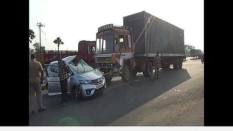 அருப்புக்கோட்டையில் லாரி மீது கார் மோதி விபத்து: மனைவி பலி, கணவர் படுகாயம்- டயர் வெடித்ததால் நேர்ந்த சோகம்