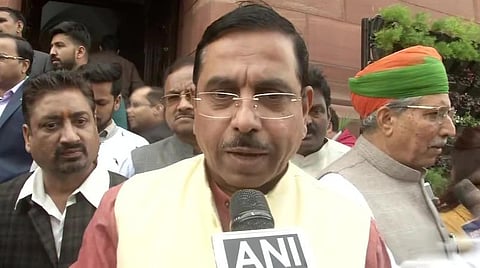 மத்திய அமைச்சர் பிரகலாத் ஜோஷி நிருபர்களுக்கு பேட்டி அளித்த காட்சி : படம் ஏஎன்ஐ