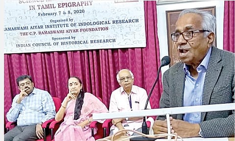 சி.பி.ராமஸ்வாமி அய்யர் இந்தியவியல் ஆய்வு மையம் சார்பில் ‘தமிழ் கல்வெட்டுகளில் அறிவியல் மற்றும் தொழில்நுட்பம்’ என்ற தலைப்பில் சென்னையில் நடைபெற்ற கருத்தரங்கில் விழா மலரை வெளியிட்டு உரையாற்றுகிறார் இந்திய வரலாற்று ஆராய்ச்சி கவுன்சில் தலைவர் அரவிந்த் ஜாம்கேட்கர். படம்: ச.கார்த்திகேயன்