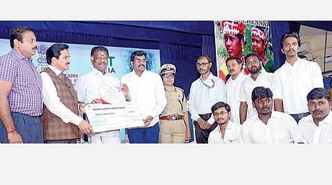 நேரு யுவகேந்திரா சங்கதன் அமைப்பு சார்பில் 12-வது தேசிய பழங்குடியின இளைஞர் பரிமாற்ற திட்ட பயிற்சி முகாமின் நிறைவு விழா சென்னையில் நேற்று நடைபெற்றது. இதில் சிறப்பு விருந்தினராக கலந்துகொண்ட துணை முதல்வர் ஓ.பன்னீர்செல்வம், மாநில அளவில் சிறப்பாக செயல்பட்ட சேலம் மாவட்ட குழுவுக்கு ரூ.1 லட்சம் ஊக்கத்தொகை வழங்குகிறார். படம்: க.பரத்