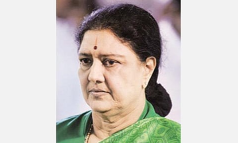 பண மதிப்பிழப்பு நடவடிக்கையின்போது வாங்கப்பட்ட சசிகலாவின் ரூ.1,674 கோடி சொத்துகளை முடக்க வருமானவரித் துறை நடவடிக்கை