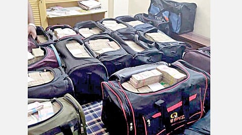 பைனான்சியர் அன்புச்செழியன் வீடுகளில் வருமானவரித் துறை அதிகாரிகள் 3-வது நாளாக சோதனை: ‘பிகில்’ படக் குழுவின் முக்கிய நபர்களிடம் விரைவில் விசாரணை