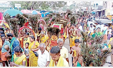 தைப்பூசத் திருவிழாவை முன்னிட்டு பழநி அடிவாரம் கிரிவீதியில் மயில் காவடி எடுத்துவந்த பக்தர்கள்.