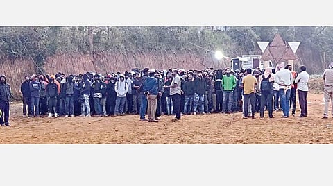 கொடைக்கானல் குண்டுப்பட்டி மலை கிராமத்தில் இரவு போதை விருந்தில் பங்கேற்றவர்கள்.