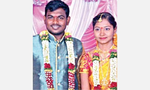 வருங்கால கணவருடன் ஜோதி. திருமண நிச்சயதார்த்த விழாவில் எடுக்கப்பட்ட படம்.