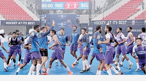 கலிங்கா மைதானத்தில் பயிற்சியில் ஈடுபட்ட இந்திய ஹாக்கி அணி வீரர்கள். படம்: பிஸ்வரஞ்சன் ராவத்