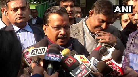 முதல்வர் கேஜ்ரிவால் வாக்களித்தபின் நிருபர்களுக்கு பேட்டி அளித்த காட்சி : படம் ஏஎன்ஐ