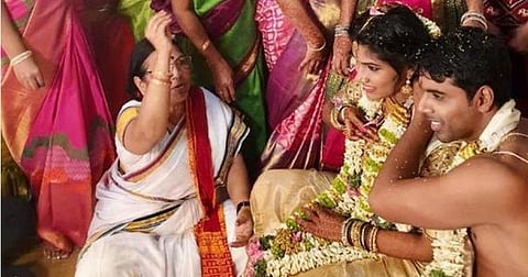 பெண் புரோகிதர் வெள்ளிக்கிழமை சென்னையில் ஒரு திருமணத்தை நடத்திவைத்தார்.