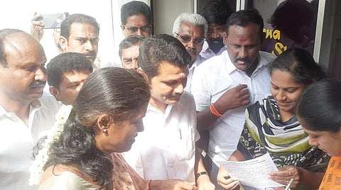 பொதுமக்களிடம் கையெழுத்து பெறும் செந்தில் பாலாஜி மற்றும் ஜோதிமணி.