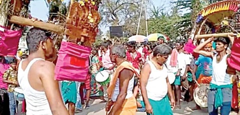 பழநி தைப்பூச விழாவில் கிரி வீதிகளில் காவடி எடுத்து ஆடிய பக்தர்கள்.