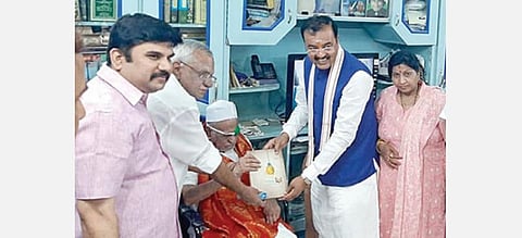 ராமேசுவரத்தில் முன்னாள் குடியரசுத் தலைவர் அப்துல் கலாமின் மூத்த சகோதரர் முத்து மீரா மரைக்காயரை சந்தித்து நலம் விசாரித்த உத்தரப்பிரதேச மாநிலத் துணை முதல்வர் கேசவ் பிரசாத் மவுரியா.