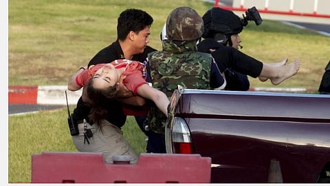 துப்பாக்கிச் சூட்டில் காயமடைந்த ஒரு பெண்ணை போலீஸார் மருத்துவமனைக்கு கொண்டு சென்ற காட்சி : படம் உதவி ஃபேஸ்புக்