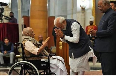 ஆர்எஸ்எஸ் மூத்த தலைவர் பரமேஸ்வரனுக்கு மரியாதை செலுத்தும் பிரதமர மோடி : படம் உதவி ஃபேஸ்புக்