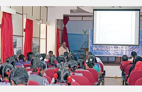 ராமேஸ்வரம் மரைக்காயர்பட்டினத்தில் உள்ள மத்தியக் கடல் மீன்வள ஆராய்ச்சி நிலையத்தில் நடைபெற்ற கருத்தரங்கில் மாணவர்களுடன் உரையாற்றுகிறார் அந்நிலையத்தின் முதன்மை விஞ்ஞானி ஜெயக்குமார்.