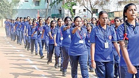 கோவை சவுரிபாளையம் கேந்திரிய வித்யாலயா பள்ளி விளையாட்டு விழாவில் தொடக்கவிழா அணிவகுப்பில் பங்கேற்ற மாணவிகள்.