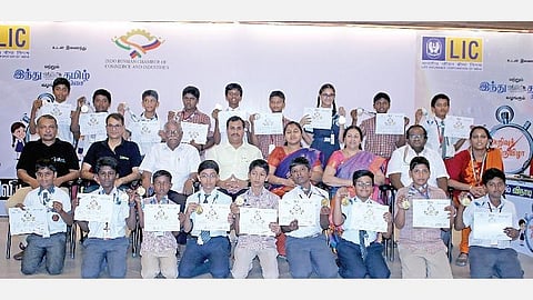 ‘இந்து தமிழ் திசை’ நாளிதழ், எல்ஐசி, இந்திய ரஷ்ய தொழில் வர்த்தக சபை சார்பில் திருச்சி நெ.1 டோல்கேட் கூத்தூர் விக்னேஷ் வித்யாலயா சீனியர் செகண்டரி பள்ளியில் வெள்ளிக்கிழமை நடைபெற்ற அறிவியல் விநாடி- வினா போட்டியில் வெற்றி பெற்ற மாணவ, மாணவிகளுடன் விக்னேஷ் வித்யாலயா கல்விக் குழுமத்தின் தலைவர் வி.கோபிநாத், எல்ஐசி ரங்கம் கிளை உதவி மேலாளர் ஆஷா எஸ்.நாயர், பள்ளி அறங்காவலர் லட்சுமி பிரபா, இயக்குநர் ஆர்.வரதராஜன், பள்ளி முதல்வர் பத்மா சீனிவாசன், இந்திய ரஷ்ய தொழில் வர்த்தக சபையின் பொதுச்செயலாளர் தங்கப்பன், நிர்வாகக் குழு உறுப்பினர் ஜெயந்தி மனோஜ், ‘கோயம்புத்தூர் குயிஸ் சர்க்கிள்’ செயலாளர் என்.செந்தில்குமார், துணைத் தலைவர் சி.வி.கோவிந்த்