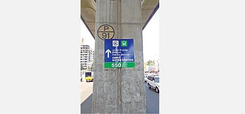 மெட்ரோ ரயில் மேம்பால தூணில் ஒட்டப்பட்டுள்ள வழிகாட்டி ஸ்டிக்கர்.