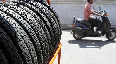 இருசக்கர வாகனத்தின் டயர் கழன்று ஓடியதால் விபத்து: வாகன விற்பனை நிறுவனத்துக்கு ரூ.10 ஆயிரம் அபராதம்