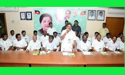 ஓபிஎஸ்-ஈபிஎஸ் தலைமையில் அதிமுக மாவட்ட நிர்வாகிகள் ஆலோசனைக் கூட்டம்