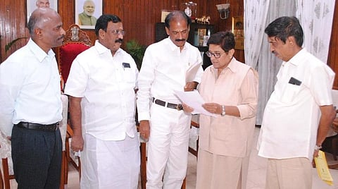 கிரண்பேடியைச் சந்தித்த நியமன எம்எல்ஏக்கள்.