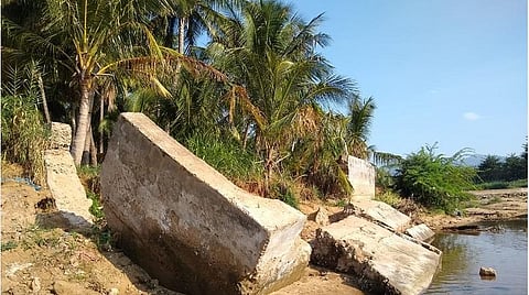 காட்டாற்று வெள்ளத்தின்போது மூலவைகையின் கரைகளில் இடிந்து விழுந்த தடுப்புச்சுவர்கள்: சீரமைக்க பொதுமக்கள் கோரிக்கை