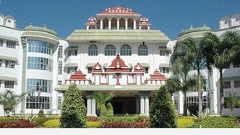 மதுரை, நெல்லை மாவட்டங்களில் சாலைகளை சீரமைக்கக்கோரி வழக்கு: நெடுஞ்சாலைத்துறை பதிலளிக்க உயர் நீதிமன்றம் உத்தரவு