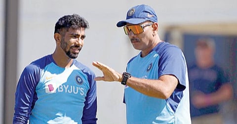 பயிற்சியின் போது பும்ராவுக்கு ஆலோசனைகள் வழங்கிய ரவி சாஸ்திரி.