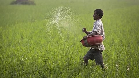 விவசாயிகளுக்கு ஆண்டுக்கு ரூ.6 ஆயிரம் வழங்கும் திட்டம்: தமிழகத்தில் இதுவரை ரூ.2,443 கோடி விநியோகம் - ஓராண்டுக்குள் 98% விவசாயிகளுக்கு வழங்கி சாதனை