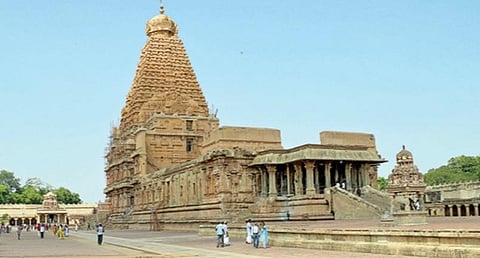 உலகப் புகழ் பெற்ற, கல் கட்டுமான தொழில்நுட்பத்தின் உச்சமாக வானுயர்ந்து நிற்கும் தஞ்சாவூர் பெரிய கோயில்.