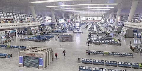 சீனாவில் கரோனா வைரஸ் பரவி வரும் நகரங்களில் ரயில், பேருந்து, விமான சேவை ரத்து செய்யப்பட்டுள்ளது. இதன் காரணமாக ஜிஜியாங் மாகாணம், ஹாங்ஜோ ரயில் நிலையம் நேற்று வெறிச்சோடி காணப்பட்டது.படம்: புளூம்பர்க்