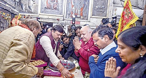 டெல்லியில் உள்ள ஆம் ஆத்மி தலைமை அலுவலகத்தில், அர்விந்த் கேஜ்ரிவால் போன்று உடையணிந்த சிறுவன், தேர்தல் வெற்றி கொண்டாட்டத்தில் பங்கேற்றான். படங்கள்: பிடிஐ