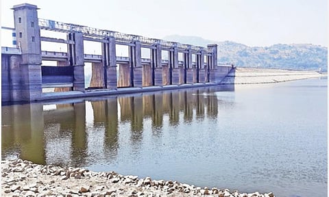 கிருஷ்ணகிரி அணையில் மதகுகள் மாற்றிமைக்கும் பணிகள் நடைபெற்று வருவதால், நீர்மட்டம் 24.8 அடியாக குறைக்கப்பட்டுள்ளது. இதனால், மதகுப் பகுதிக்கு கீழே தேங்கி நிற்கும் தண்ணீர்.