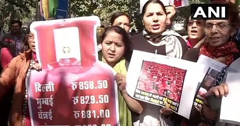 சிலிண்டர் விலை உயர்வு: டெல்லியில் மகிளா காங்கிரஸ் ஆர்ப்பாட்டம்