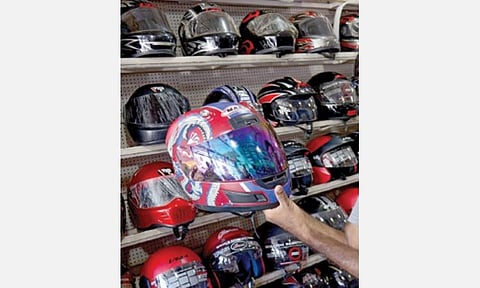 ஹெல்மெட் கட்டாயமாக்கப்பட்டதால் 28% ஆக குறைந்த இருசக்கர வாகன விபத்து உயிரிழப்பு: சாலை விதிகளை மீறிய 1.19 லட்சம் பேரின் ஓட்டுநர் உரிமம் தற்காலிக ரத்து