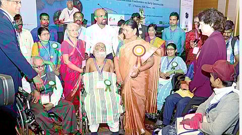 சென்னை தேனாம்பேட்டையில் உள்ள தனியார் ஓட்டலில் அமர் சேவா சங்கம் சார்பில் குழந்தைகளின் இயல்பான வளர்ச்சியின்மையை ஆரம்ப நிலையிலேயே கண்டறிவது தொடர்பான பயிலரங்கம் நேற்று நடைபெற்றது. இப்பயிலரங்கில், சமூகநலத் துறை அமைச்சர் வி.சரோஜா, அமர் சேவா சங்கத்தின் தலைவர் எஸ்.ராமகிருஷ்ணன், மாற்றுத்திறனாளிகள் நலத் துறையின் இயக்குநர் ஜானி டாம் வர்கீஸ் உள்ளிட்ட பலர் பங்கேற்றனர்.படம்: க.பரத்