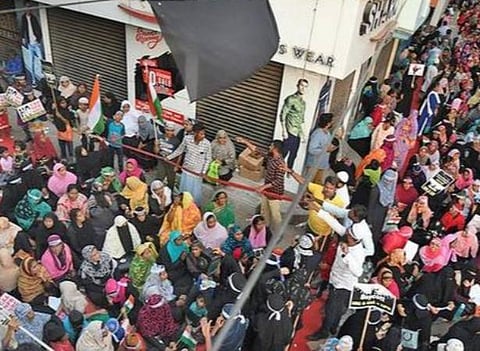 சென்னை வண்ணாரப்பேட்டையில் குழுமிய சிஏஏ எதிர்ப்புப் போராட்டக்காரர்கள். | படம்: பி.ஜோதிராமலிங்கம்