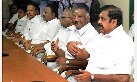 சென்னையில் நடைபெற்ற அதிமுக மாவட்ட நிர்வாகிகள் கூட்டத்தில் பரபரப்பு