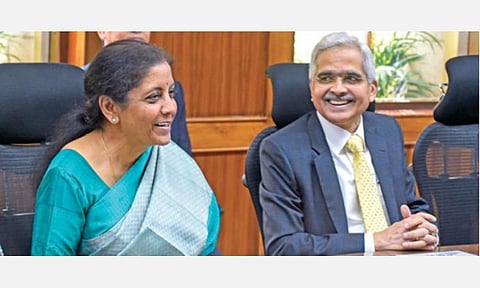 பட்ஜெட்டுக்குப் பிந்தைய ஆலோசனைக் கூட்டத்தில் உரையாற்றும் மத்திய நிதி அமைச்சர் நிர்மலா சீதாராமன், உடன் ஆர்பிஐ கவர்னர் சக்திகாந்த தாஸ்.