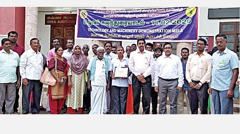 கோவையில் நடைபெற்ற விழாவில் ‘முன்னோடி விவசாயி’ விருது பெற்ற ஆர்.இளங்கோவன் மற்றும் வேளாண் துறை வல்லுநர்கள்.